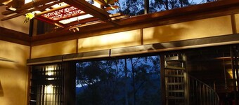 Tree House # 4 Rouge, bâtiment privé à trois niveaux avec barbecue, Smart TV, cuisine 