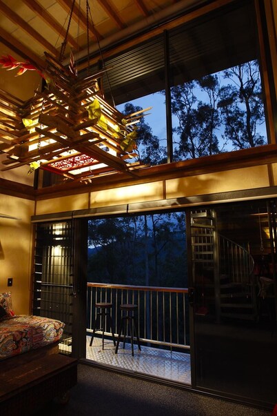 Tree House #4 Red,Private three levelled building with BBQ ,Smart TV, kitchen