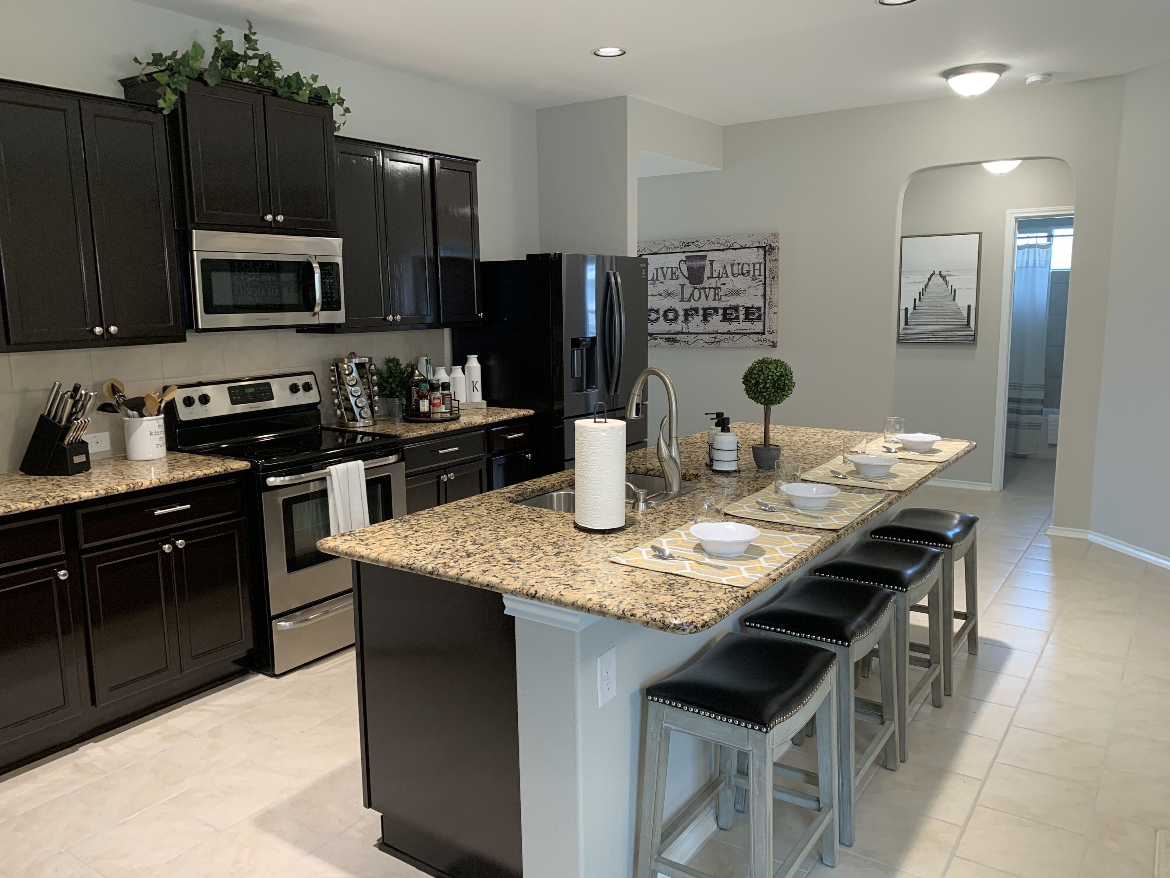 Refrigerador, microondas, horno y parrilla de estufa 