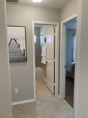 4 quartos, ferros/tábuas de passar roupa, Wi-Fi, roupa de cama