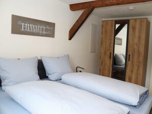 3 bedrooms, desk, travel cot, WiFi