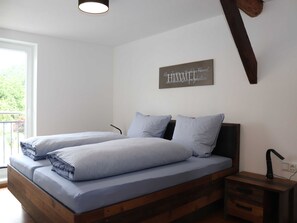 3 bedrooms, desk, travel crib, WiFi