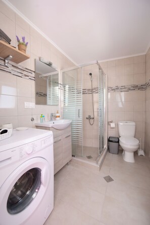 Studio | Bathroom | Shower, free toiletries, hair dryer, towels