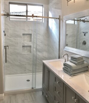 Bañera con ducha, secador de pelo, toallas, jabón
