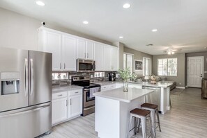 Fridge, microwave, oven, stovetop - Modern Remodel + Amenities Galore! (Gilbert)