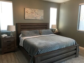 4 habitaciones, tabla de planchar con plancha, wifi y ropa de cama