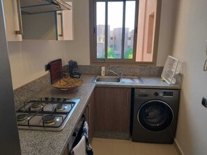 Kühlschrank, Ofen, Herdplatte, Wasserkocher mit Kaffee-/Teezubehör