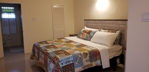 3 bedrooms, WiFi - Stylish 3BR House in Ocho Rios w/AC, Pool & Gym (Ocho Rios)