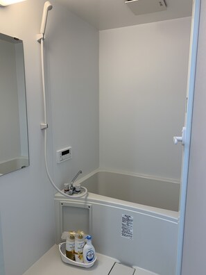 Chambre (MapleMaison Asakusa) | Salle de bain | Baignoire et douche séparées, articles de toilette (gratuits)