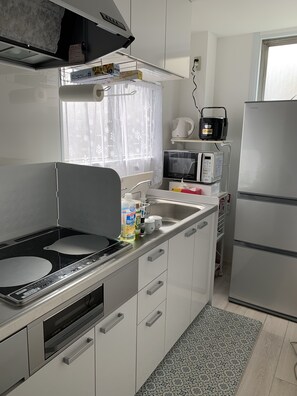 MapleMaison Asakusa | Private kitchenette | Fridge, microwave, stovetop, cookware/dishes/utensils - MapleMaison Asakusa (Tokyo)