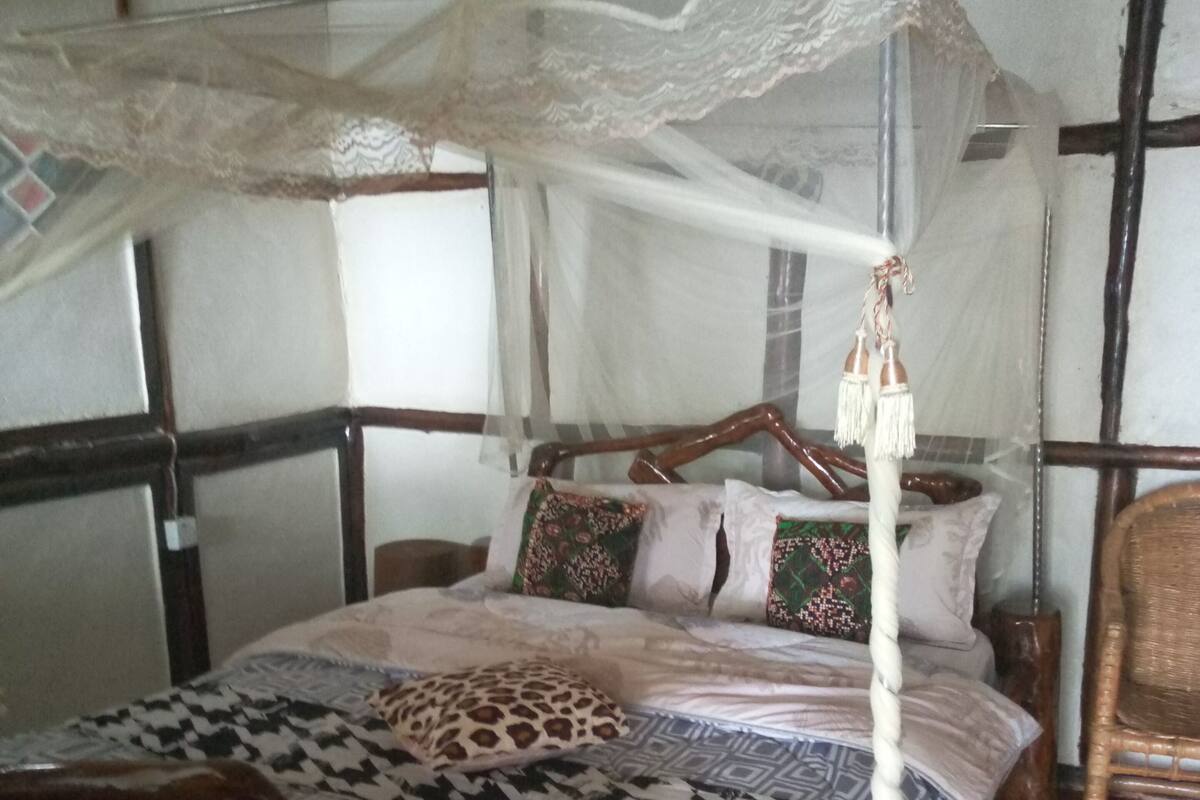 Habitación Confort doble | Caja fuerte y ropa de cama