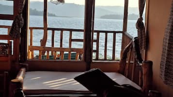 Deluxe Double or Twin Room | In-room safe, bed sheets