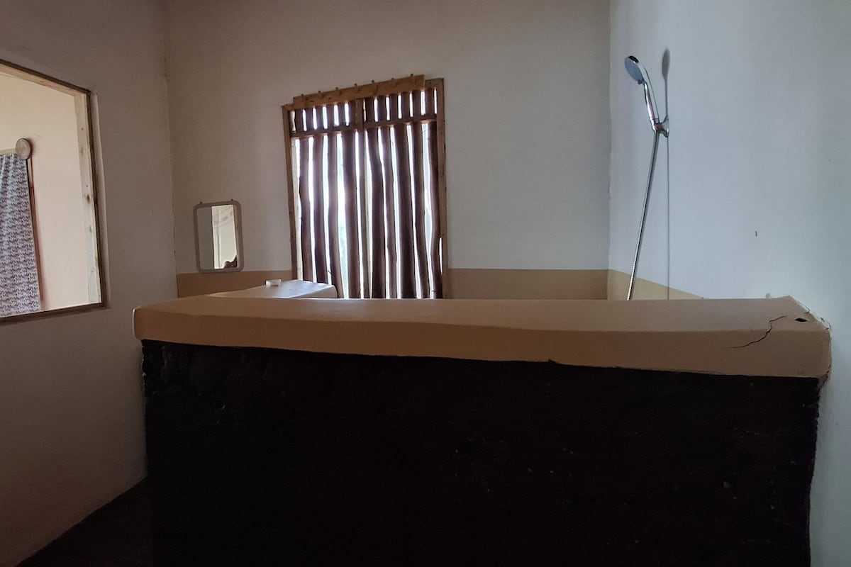 Cabaña romántica | Baño | Regadera, toallas, jabón, papel de baño