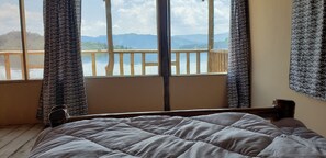 舒适双人房 | 客房内保险箱、床单