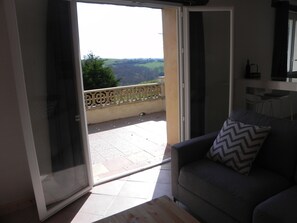 TV, tavolo da ping pong