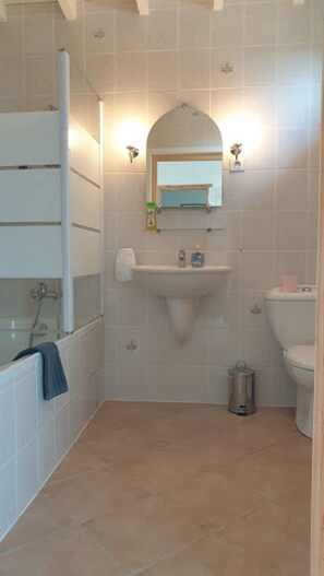 Bathtub, towels - Gîte le Figuier domaine cap de coste (ST FRAJOU)