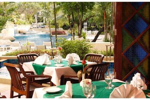 Outdoor dining - Deluxe Room, Partial seaview @ Patong #14 (phuket)