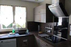 Kühlschrank, Mikrowelle, Ofen, Herdplatte