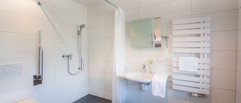 Ein modernes Badezimmer mit Dusche, Toilette und Waschbecken.