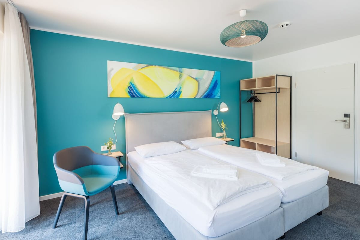 Tweepersoonskamer, balkon | 1 slaapkamer, een bureau, een laptopwerkplek, verduisterende gordijnen