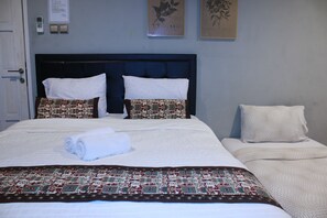 Luxury Studio | Desk, free WiFi - Manggolo Homestay Syariah (Yogyakarta)