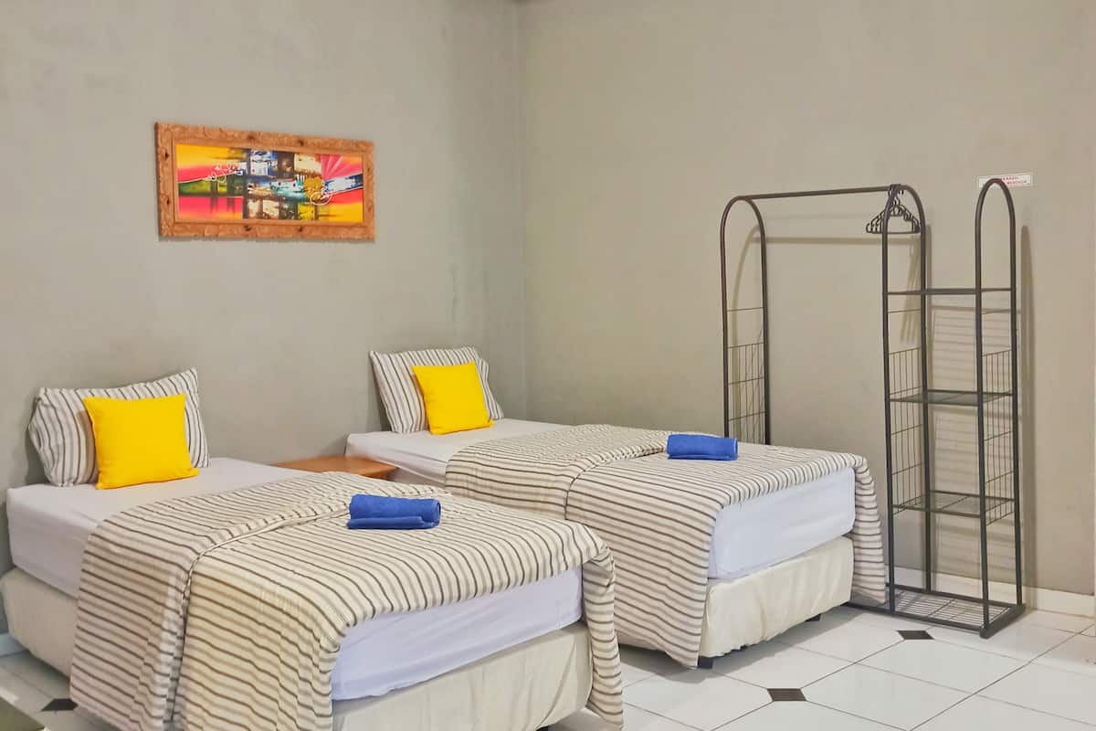 Family Twin Room | Desk, free WiFi