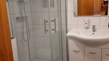 Douche, sĂšche-cheveux, serviettes fournies