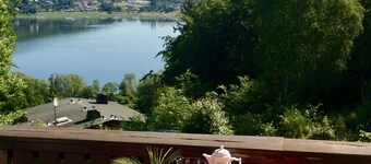 Hus med utsikt over innsjøen og terrasser - romslige