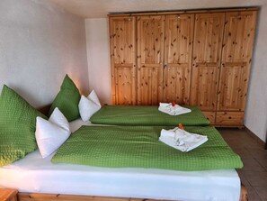 2 bedrooms, iron/ironing board, WiFi, bed sheets - House with lake view and terraces - spacious (Edertal - Bringhausen)