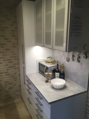 Kühlschrank, Mikrowelle, Ofen, Herdplatte