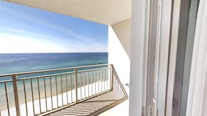 Ein Balkon mit Blick auf das Meer.