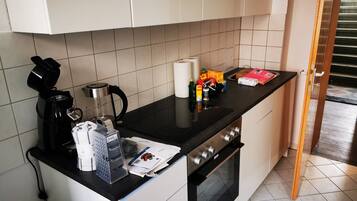 KĂŒhlschrank, Mikrowelle, Ofen, Herdplatte