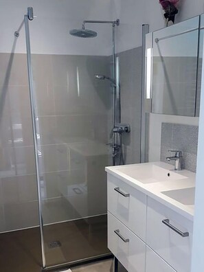 Shower, hair dryer, towels, toilet paper