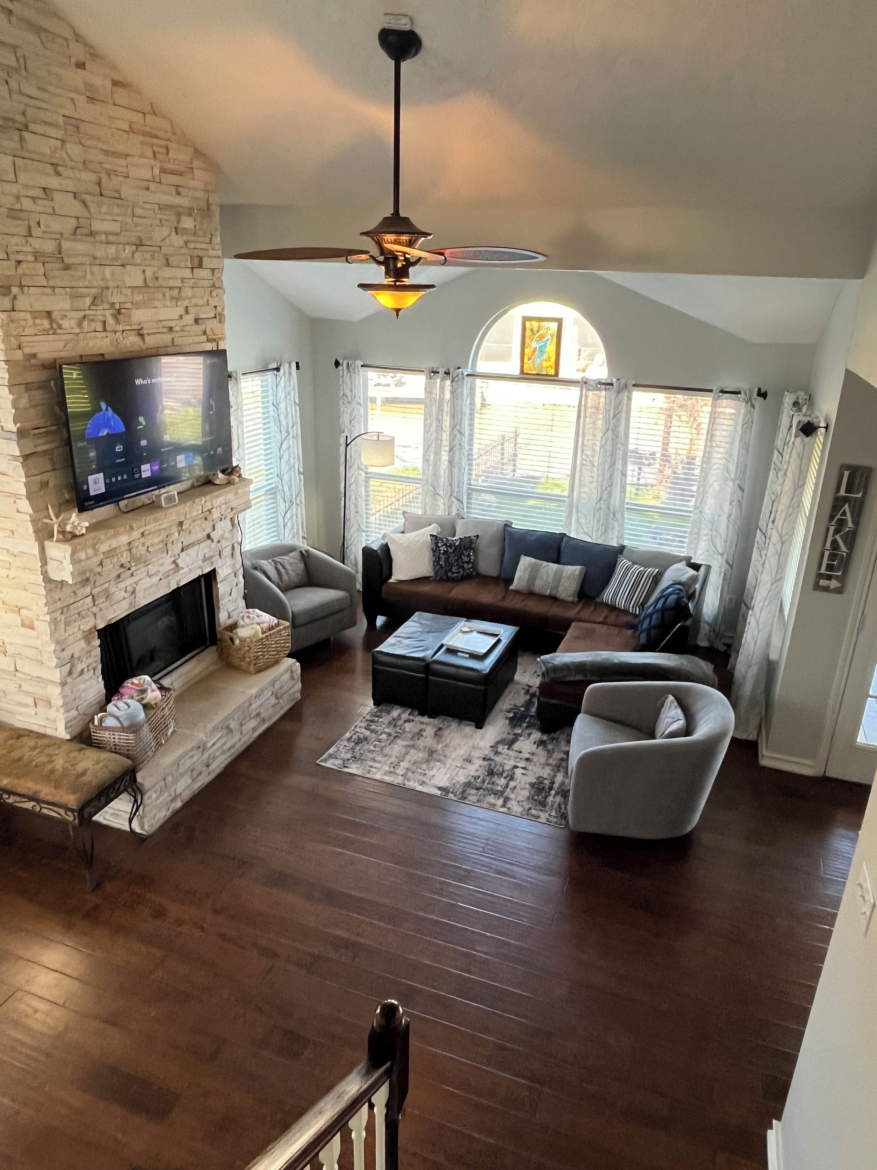 Smart TV, chimenea, videojuegos y reproductor de DVD 