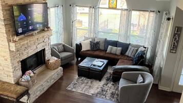 Smart TV, chimenea, videojuegos y reproductor de DVD