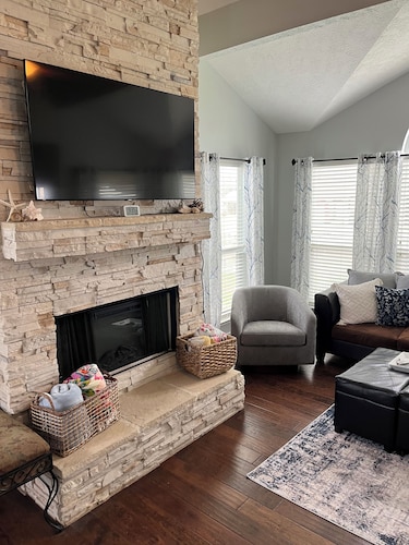 The "Bluewater Dream" Waterfront Lake House with dock & spectacular views +WIFI