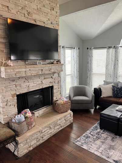 The "Bluewater Dream" Waterfront Lake House with dock & spectacular views +WIFI