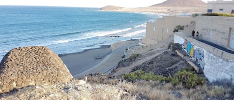Ubicación cercana a la playa y toallas de playa