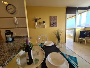 Dining - Apartment Barraquito, balcony with sea view, close to the beach, wifi, ideal for surfers (El Médano)