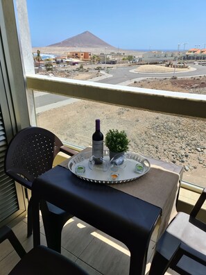 Outdoor dining - Apartment Barraquito, balcony with sea view, close to the beach, wifi, ideal for surfers (El Médano)