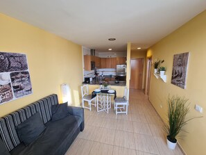 TV, DVD player, books, music library - Apartment Barraquito, balcony with sea view, close to the beach, wifi, ideal for surfers (El Médano)