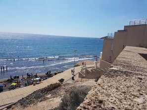 Playa en los alrededores y toallas de playa 