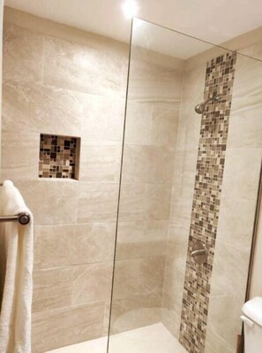 Dusche, Handtücher, Seife, Shampoo