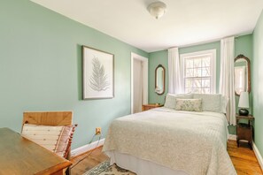 2 soverom, skrivebord, strykejern/-brett og reiseseng for barn