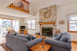 TV - 300 - Ocean-Side South Nags Head Rental 3rd Home from Ocean! (Nags Head)