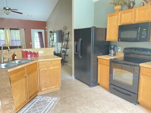 Køleskab, mikrobølgeovn, ovn, kogeplade