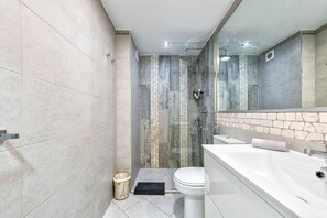 Kostenlose Toilettenartikel, Haartrockner, Handtücher