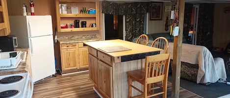 Een koelkast, een microgolfoven, een oven, een kookplaat