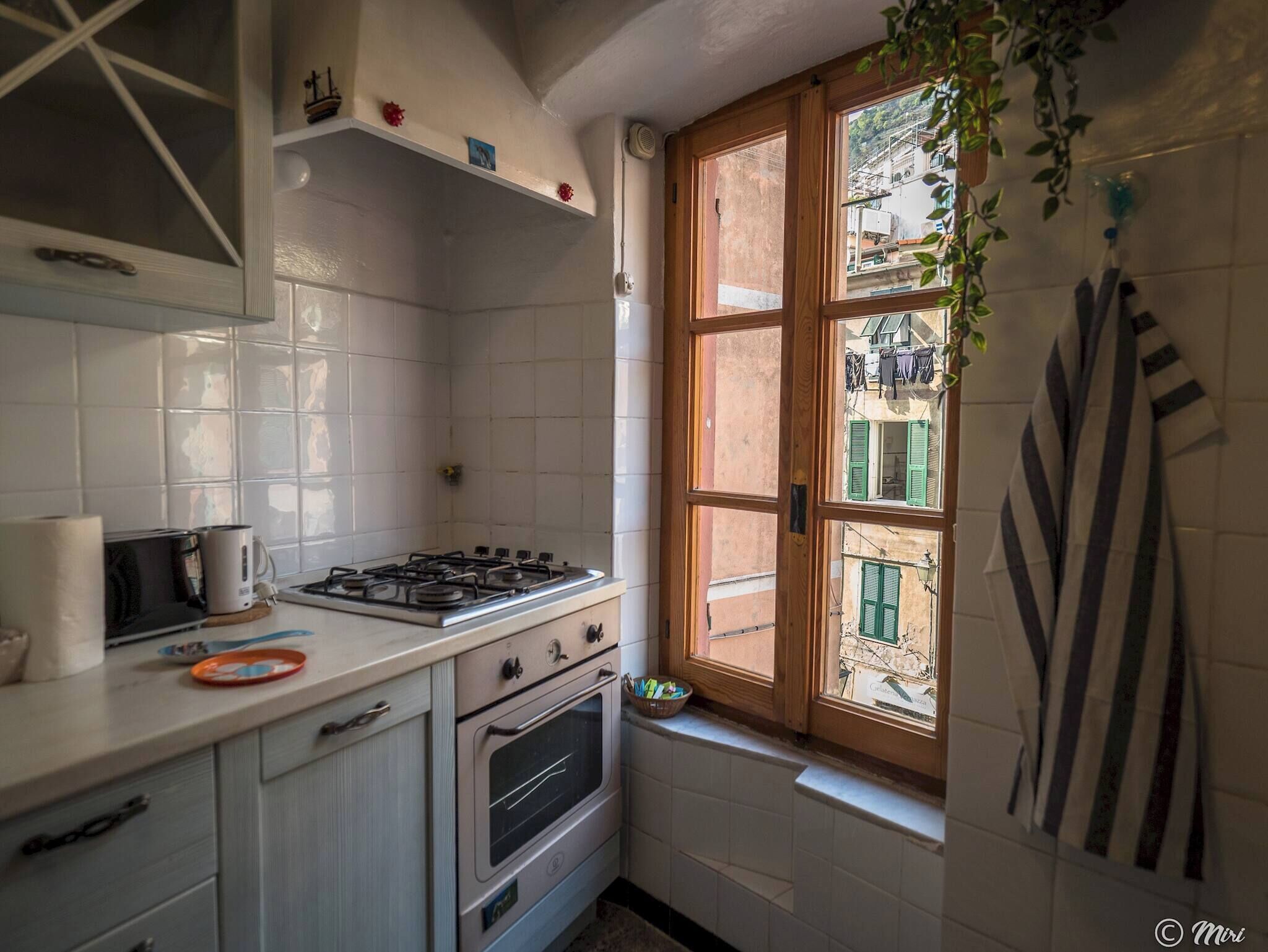 Kühlschrank, Ofen, Herdplatte, Wasserkocher mit Kaffee-/Teezubehör