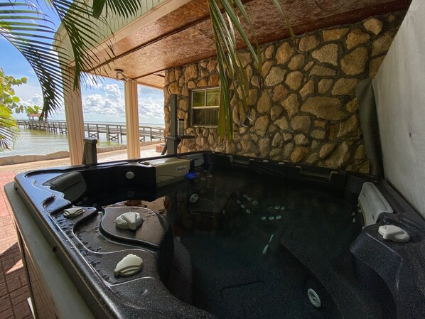 Tina de hidromasaje al aire libre